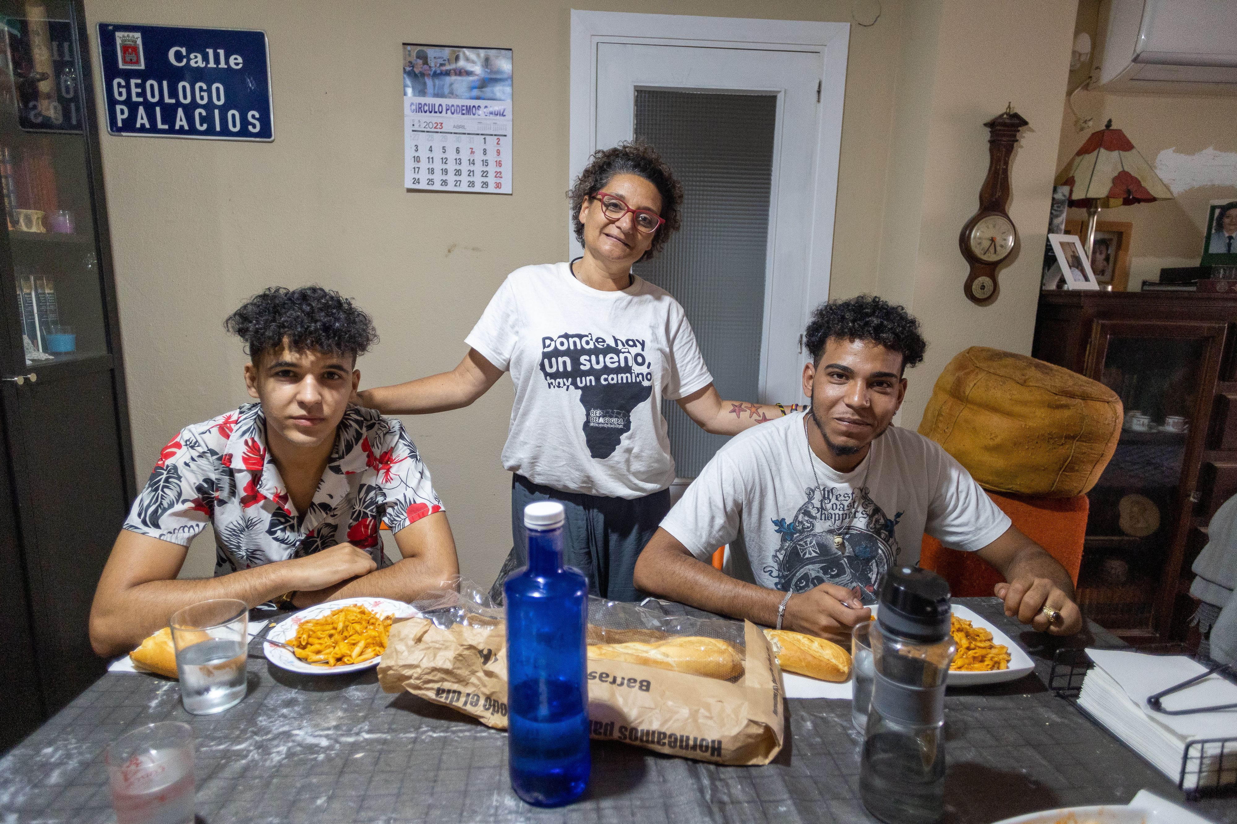 Marina Liberato, con sus 'hijos' Fathi y Mohamed, durante el almuerzo.