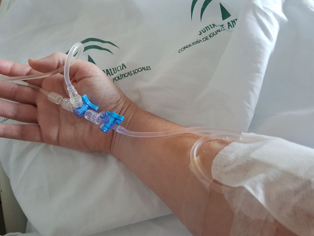 El brazo de la columnista, con la vía puesta, en el Hospital de Jerez.