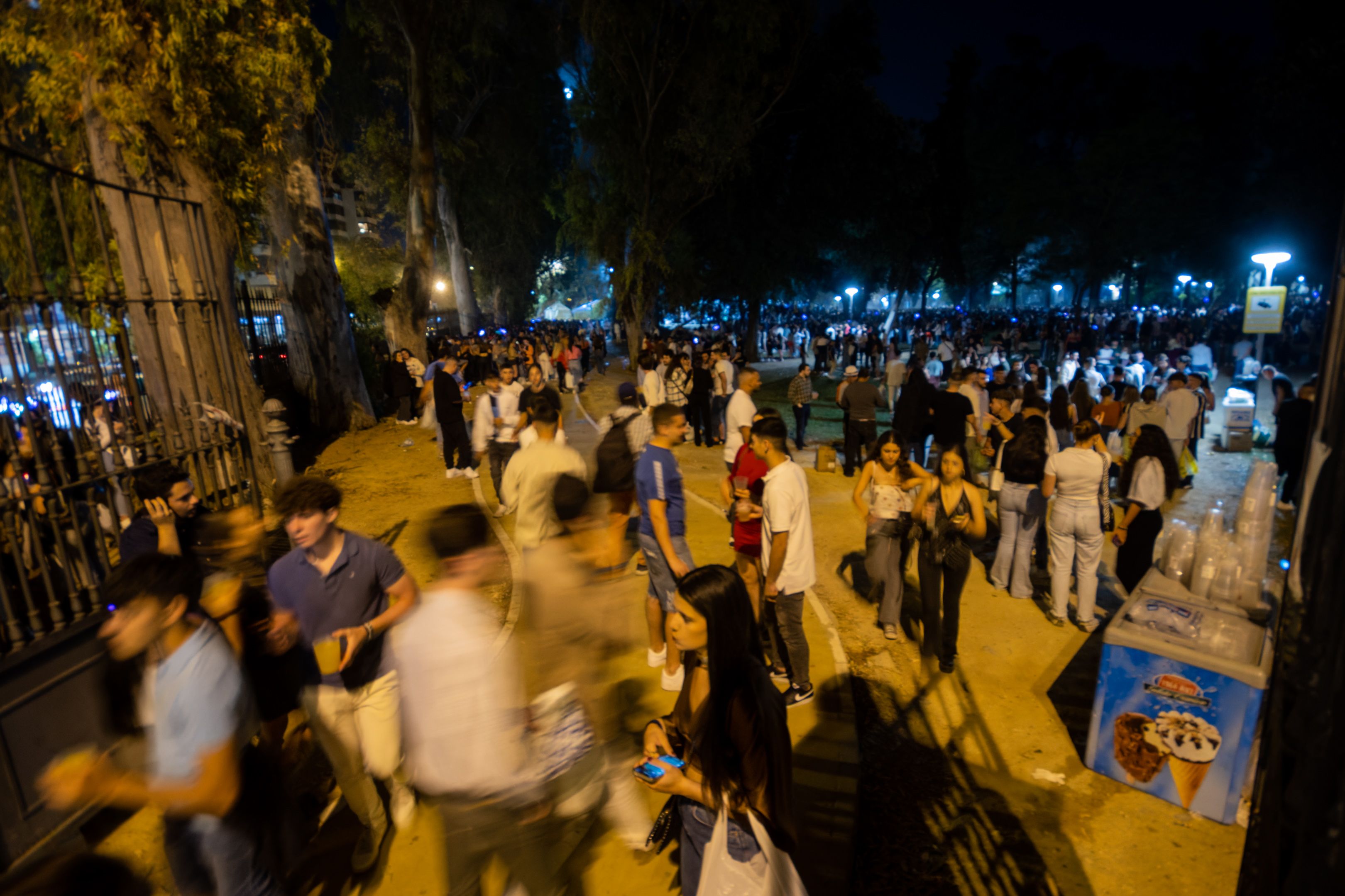 La gallinita ciega. Jóvenes de botellón, el pasado viernes de Pre-Feria del Caballo en Jerez.