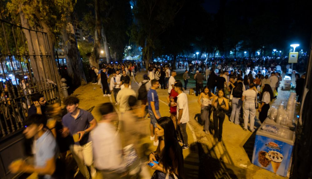 La gallinita ciega. Jóvenes de botellón, el pasado viernes de Pre-Feria del Caballo en Jerez.
