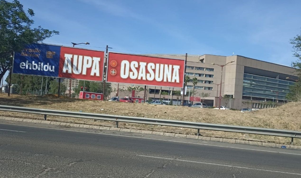 Vallas publicitarias de EH Bildu junto al Estadio de La Cartuja en Sevilla. Vallas publicitarias de EH Bildu junto al Estadio de La Cartuja en Sevilla.