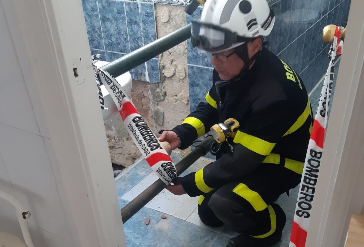 Un vecino se cae con parte de su cuarto de baño en Cádiz. 