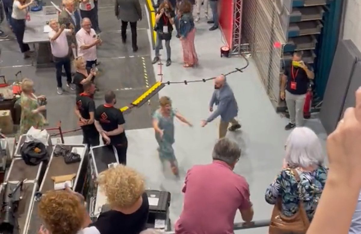 Momento en el que Goyi se acerca a Pedro Sánchez en Murcia. TWITTER Momento en el que Goyi se acerca a Pedro Sánchez en Murcia. TWITTER