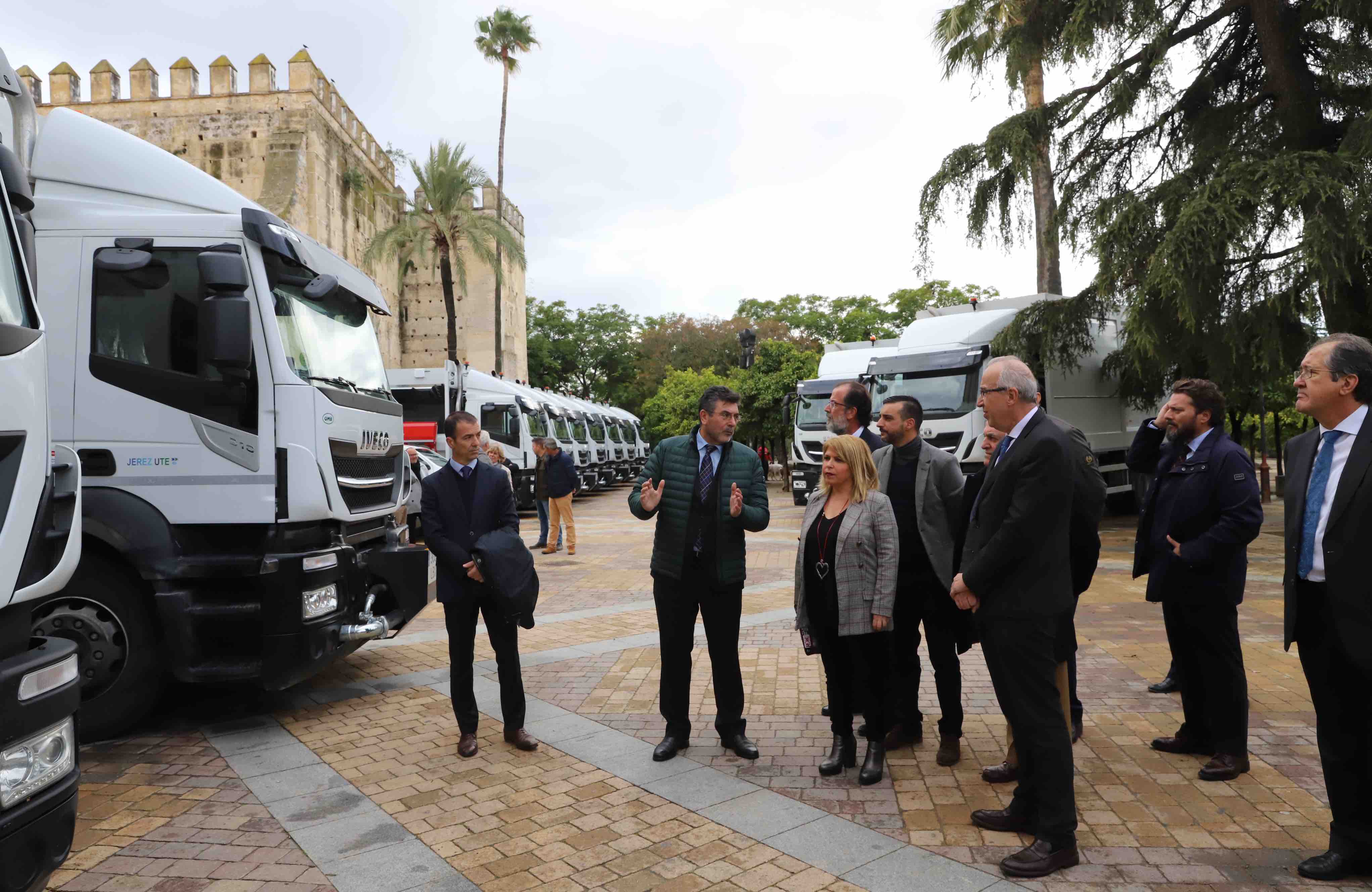 Los nuevos camiones del servicio de recogida de basura de Jerez, presentados en la Alameda Vieja.