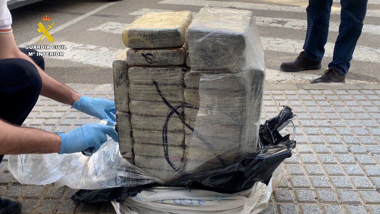 La Guardia Civil incauta 772 kilos de cocaína cuando iban a ser introducidos por la costa de Barbate.
