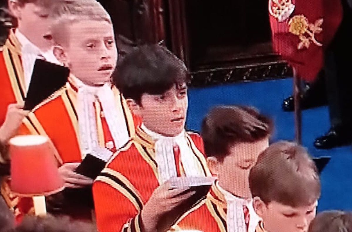 Un joven sanluqueño, en el coro de la coronación de Carlos III de Inglaterra. FACEBOOK
