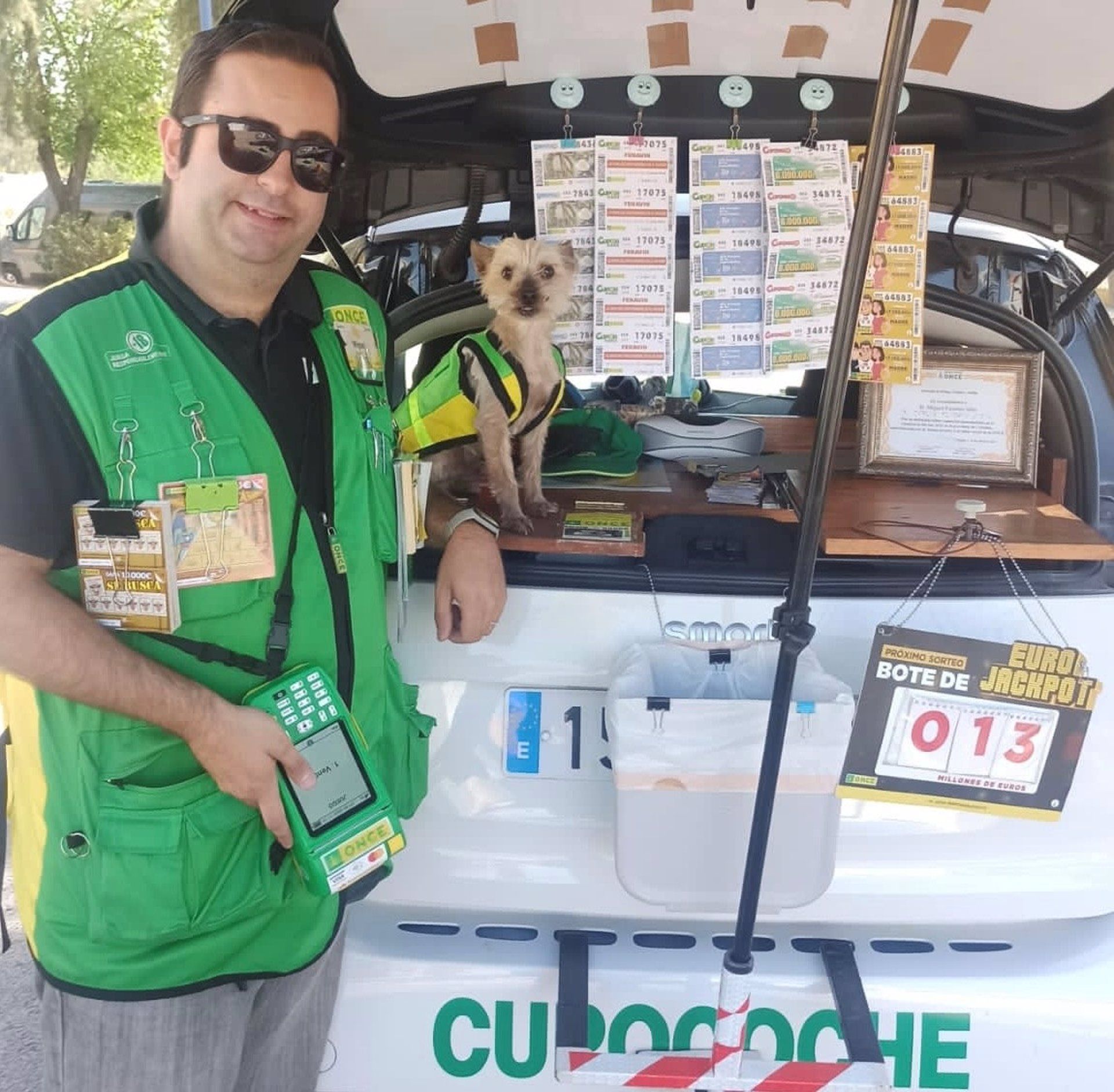 Miguel 'Cupocoche', vendedor de la ONCE en Hornachuelos, Córdoba.