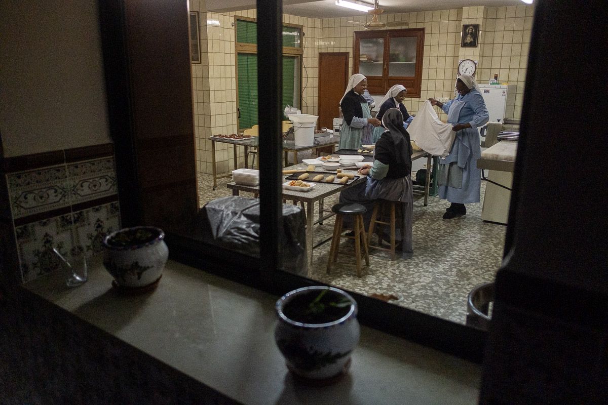 Un grupo de hermanas elaboran dulces navideños en el obrador del convento de Santa Rita en Jerez, en una imagen de archivo.