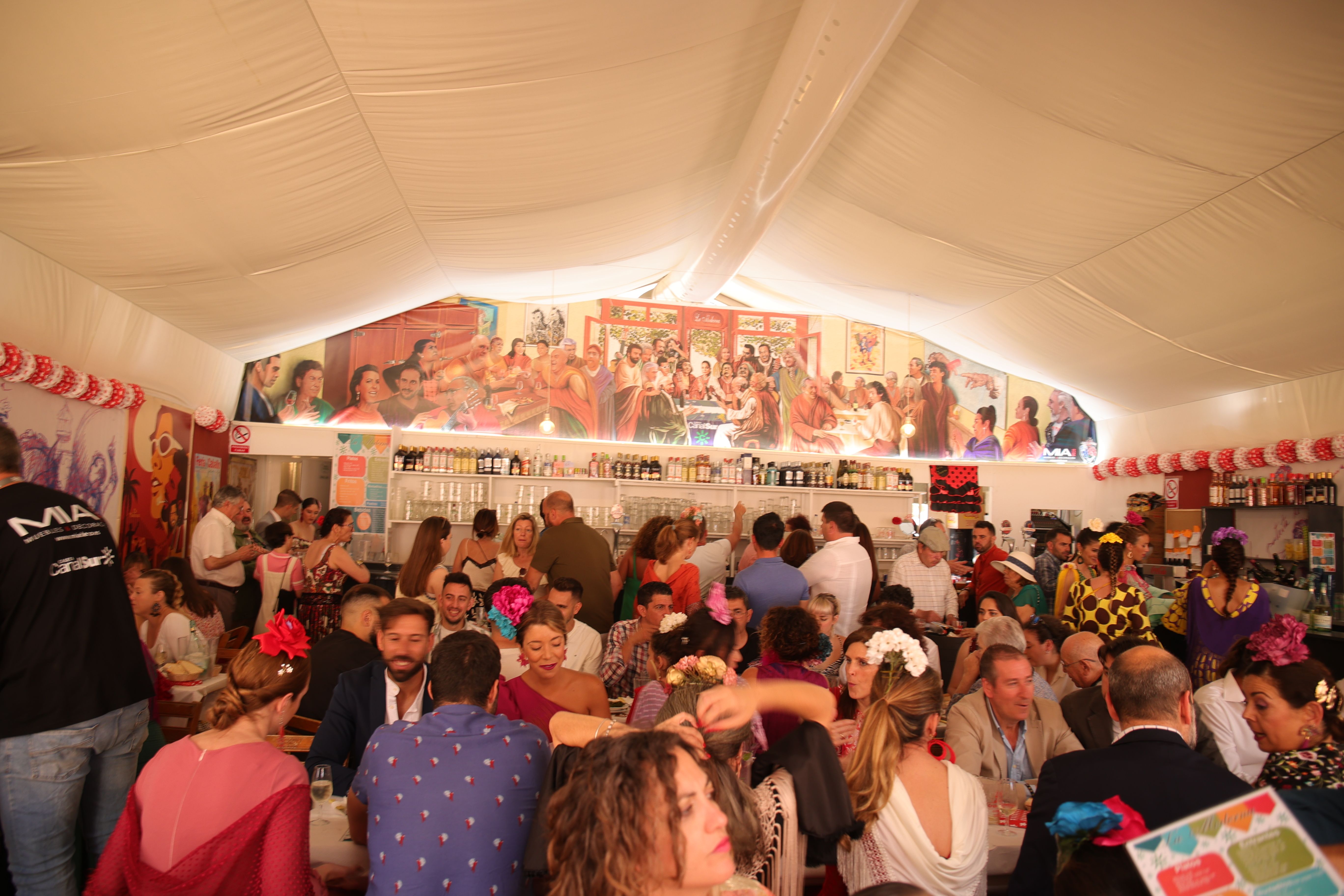 Una caseta abarrotada de gente a mediodía.    JUAN CARLOS TORO