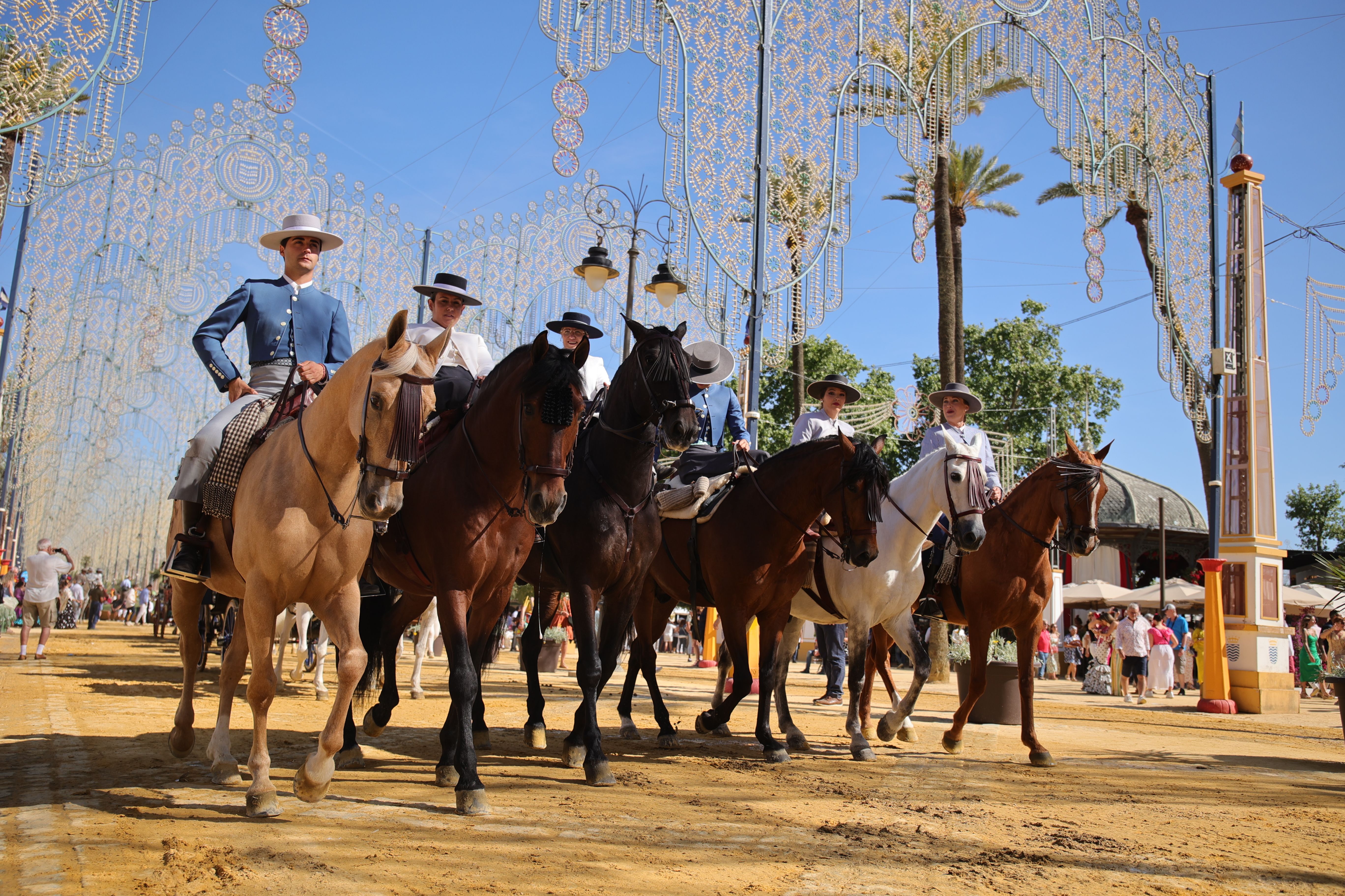 Magnífico ambiente en el domingo de arranque de la Feria: día familiar y de mucho turismo. En la imagen, elegantes monturas a la vaquera luciéndoselo por del Real.