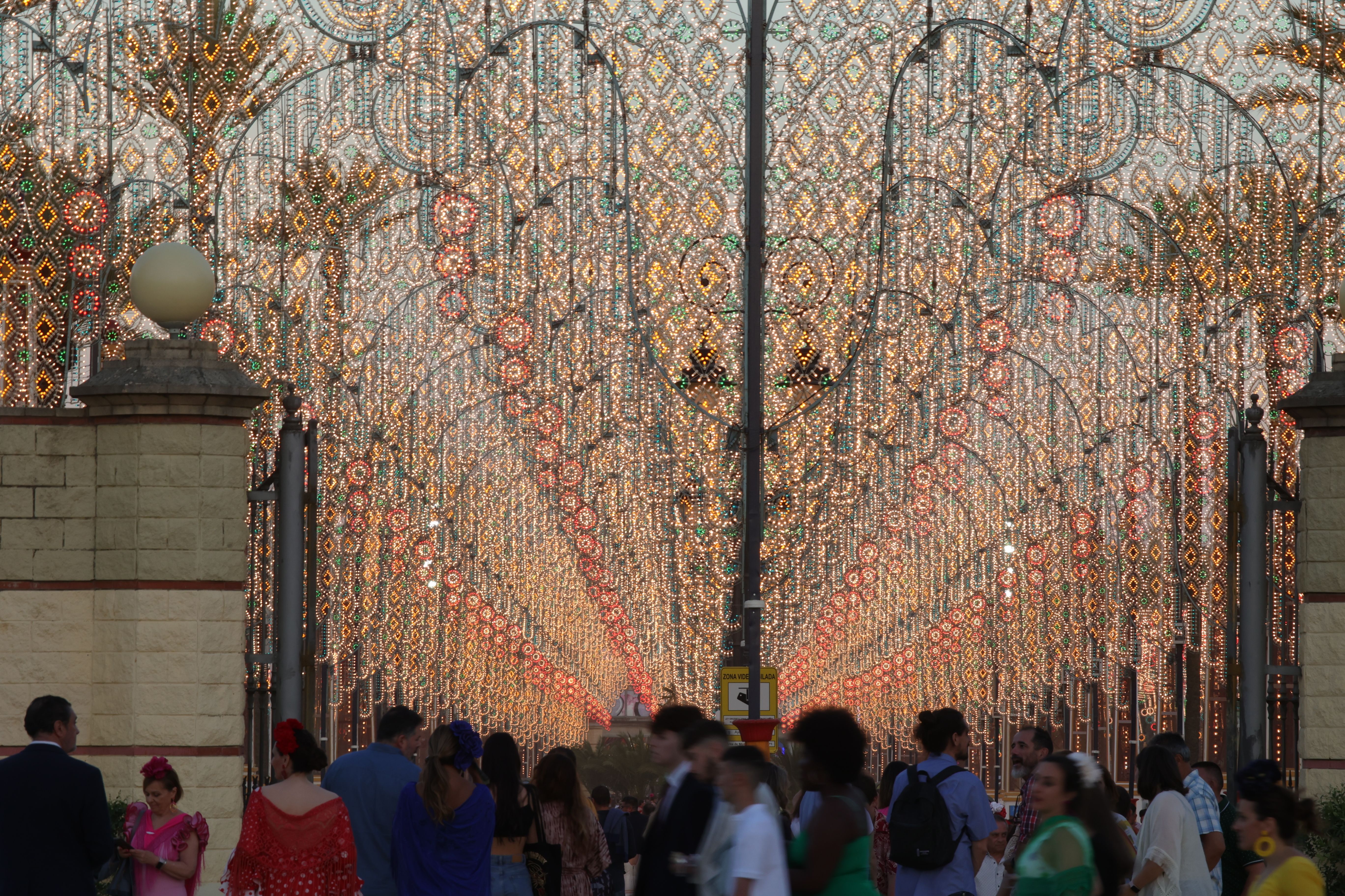 Hasta el encendido del alumbrado, todo fueron multitudes.     JUAN CARLOS TORO