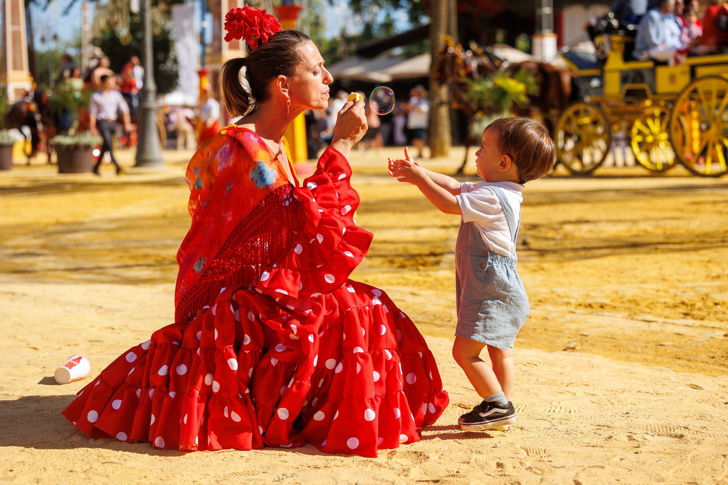 Papás, mamás, niños y niñas, un domingo que ha tomado un carácter muy familiar.     JUAN CARLOS TORO