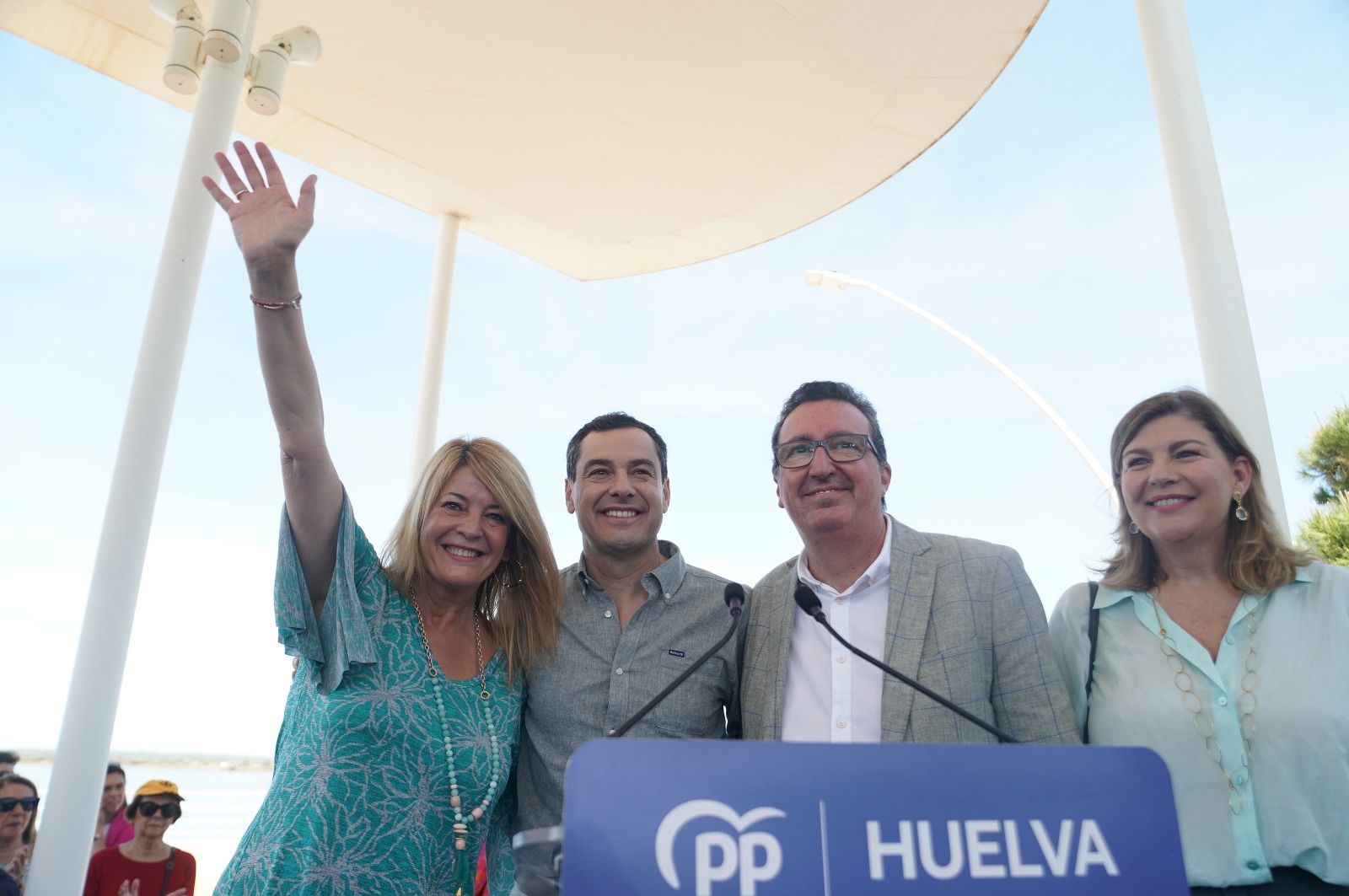Moreno, junto a miembros del PP de Huelva, entre ellos Pilar Miranda, candidata a la Alcaldía de la capital onubense, este pasado domingo.