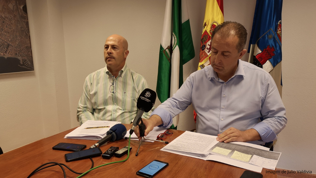 Antonio Barrionuevo (derecha), concejal de Vox en Roquetas de Mar expulsado por el partido.