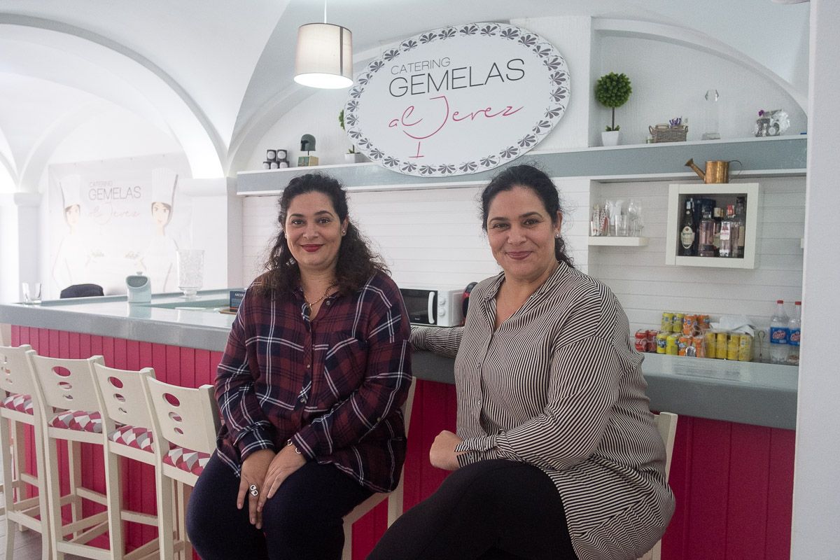 Las hermanas Raquel (Izquierda) y Virginia (derecha) posan junto a la barra del locla donde se ubica su empresa de catering. FOTO: MANU GARCÍA