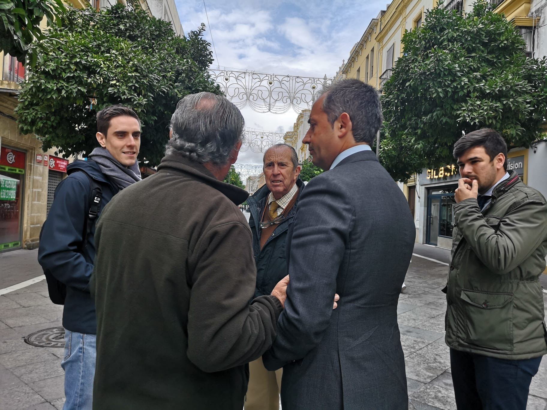 Jaime Espinar, Aurelio Romero y Antonio Saldaña, en la calle Larga. FOTO: PP