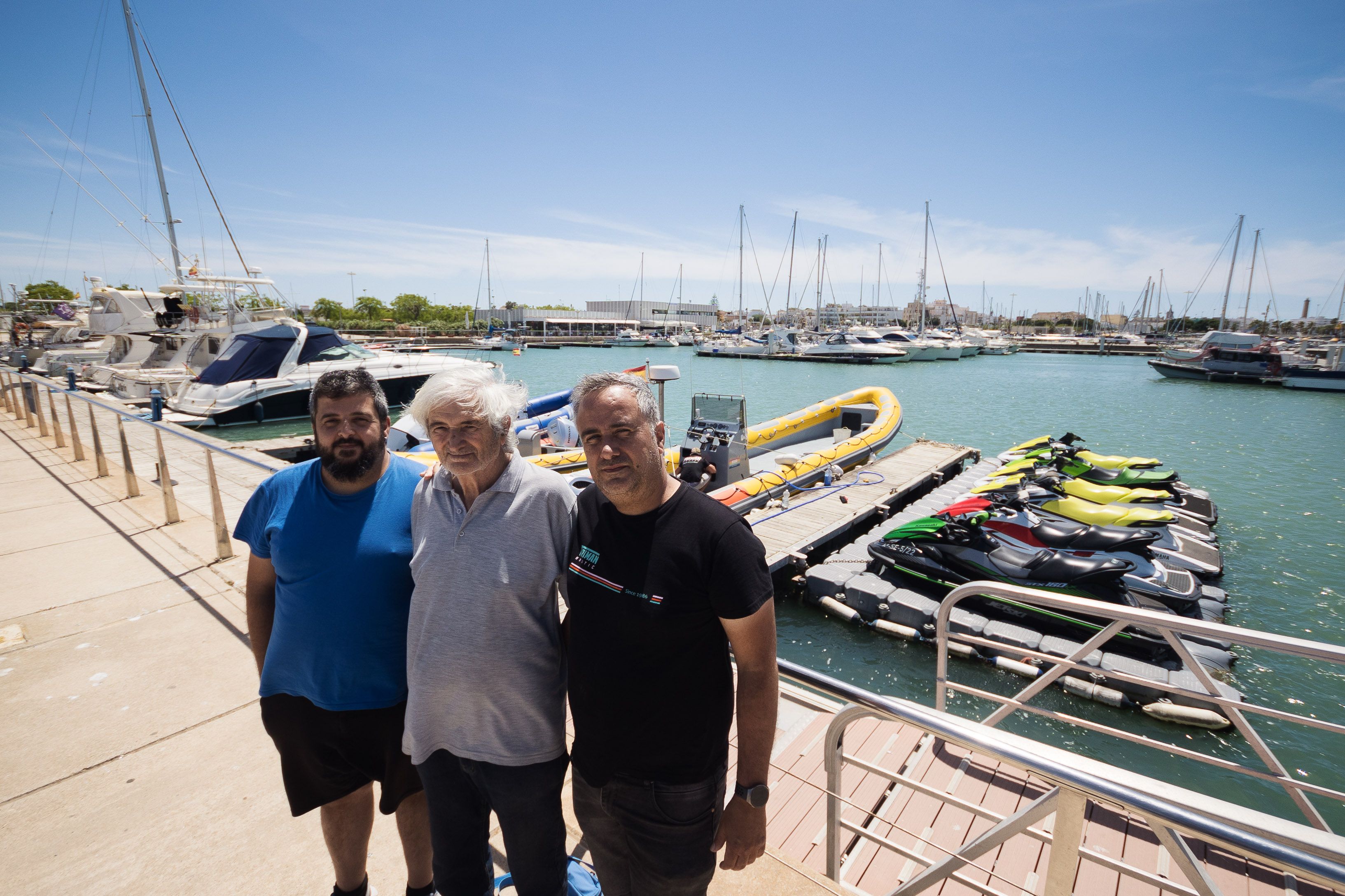 José del Moral junto a sus hijos Elías y Pepe en el puerto deportivo de Chipiona. 
