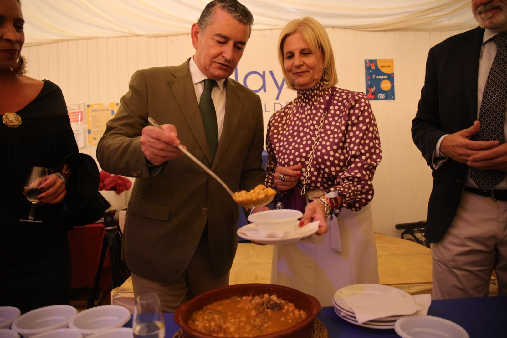 María José García-Pelayo y Antonio Sanz, en la caseta del PP esta Feria del Caballo.