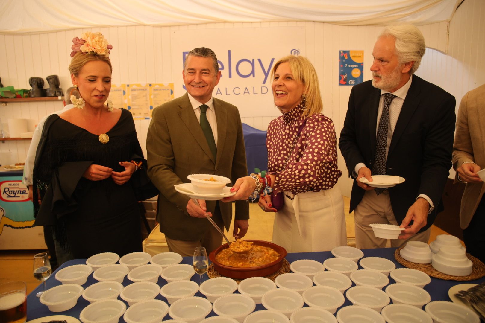 María José García-Pelayo, candidata del PP a la Alcaldía de Jerez, con Antonio Sanz y Agustín Muñoz en la caseta popular.