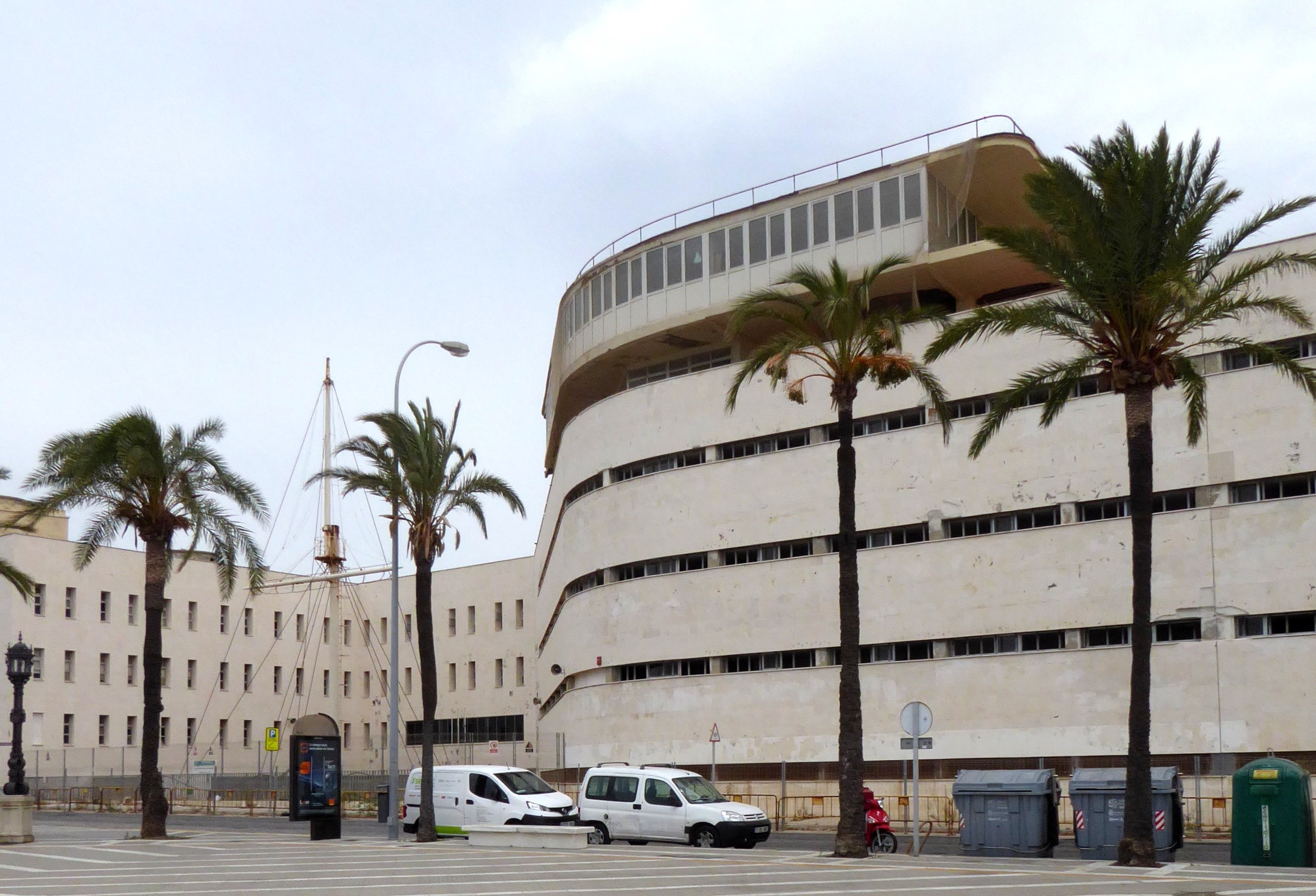 El edificio de la antigua Escuela Náutica de Cádiz, junto a La Caleta, se encuentra en estado de abandono.