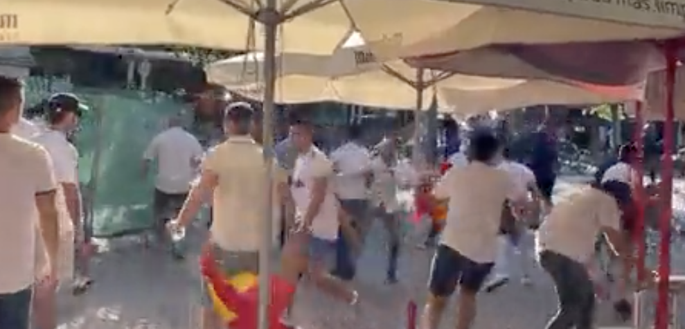 Momento de los altercados vividos en Sevilla entre ultras de Madrid y Osasuna.