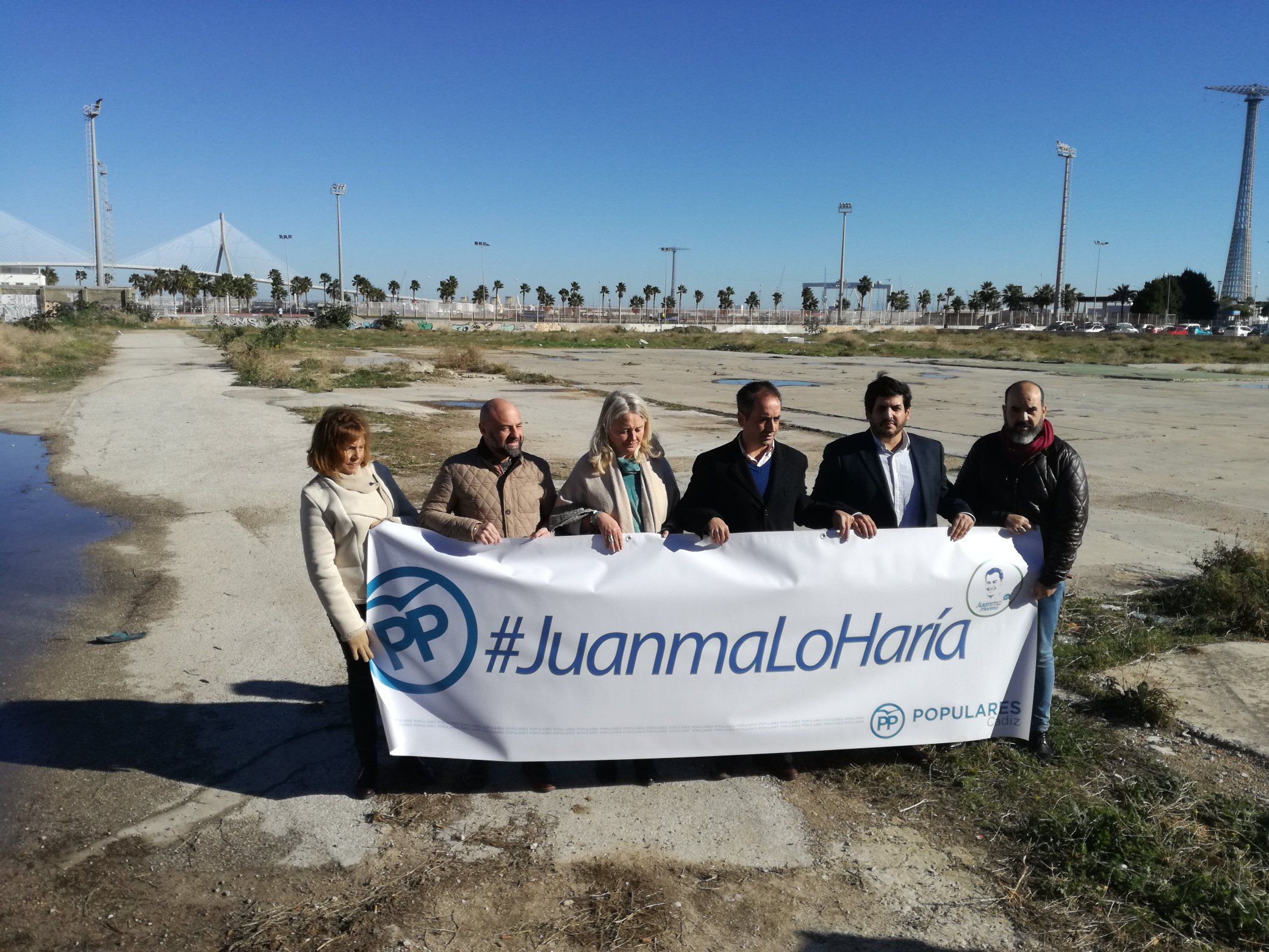 Representantes del PP, en una imagen retrospectiva, en los terrenos donde se iba a levantar el segundo hospital de Cádiz.