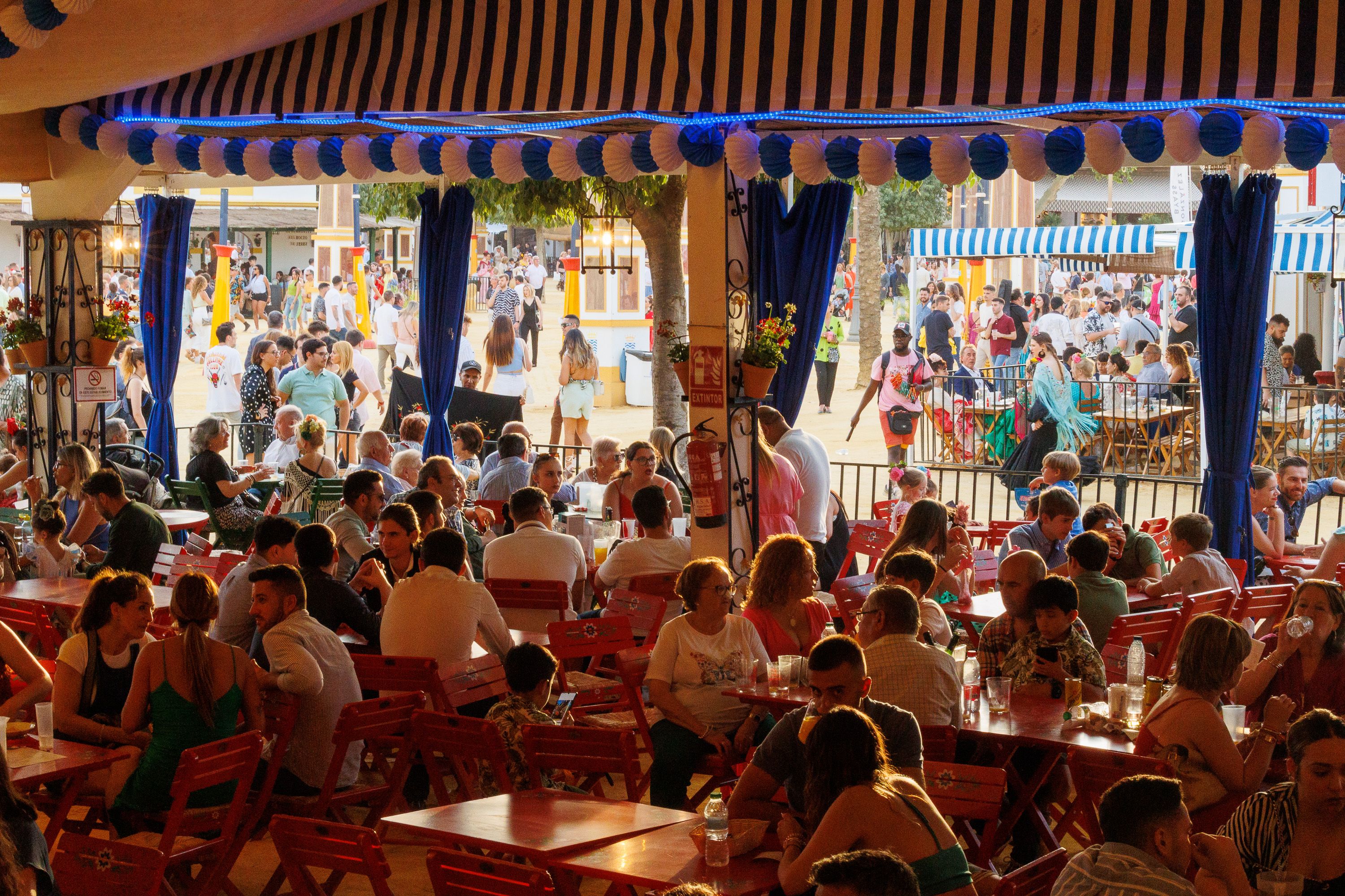 Una caseta llena en la Feria del Caballo de Jerez, donde las aglomeraciones pueden disparar los casos de covid.