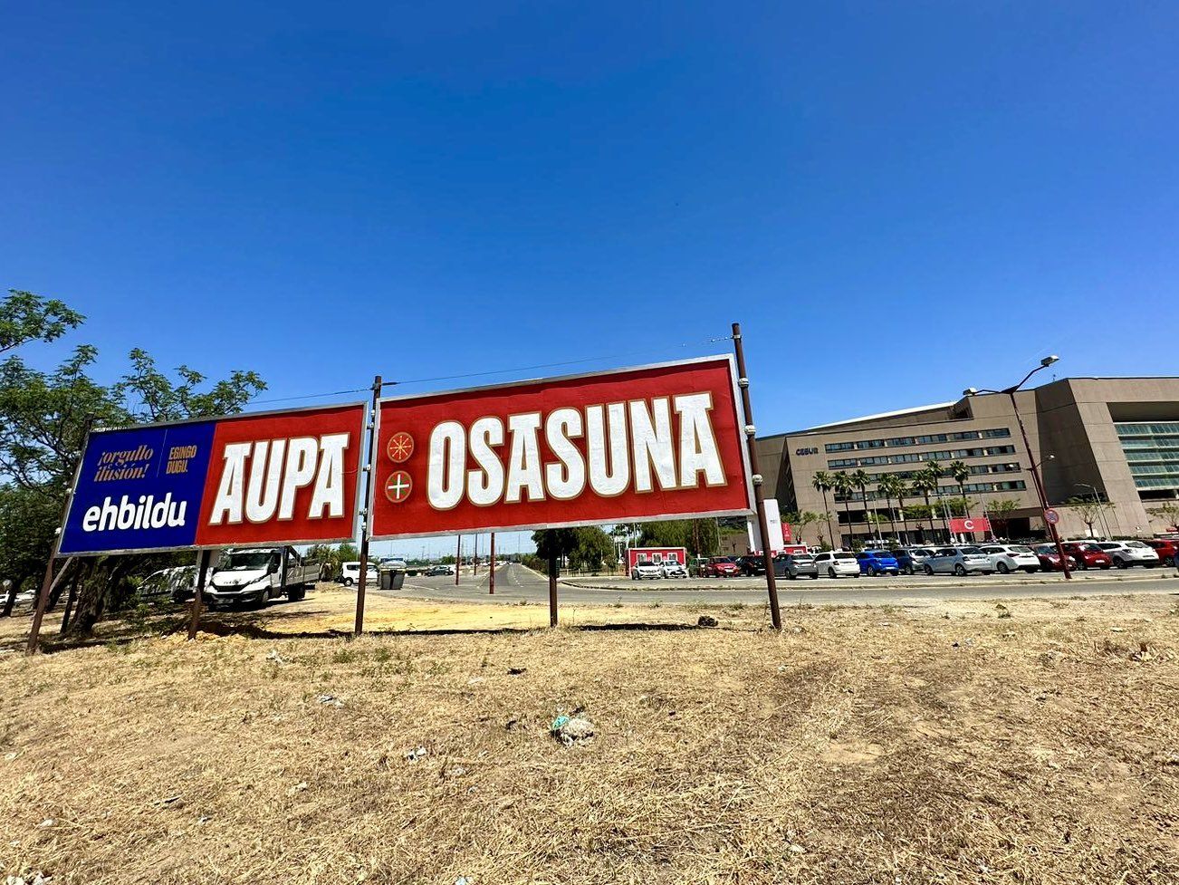 Valla de Bildu en la Cartuja durante la final de Copa. Otegi la defiende.