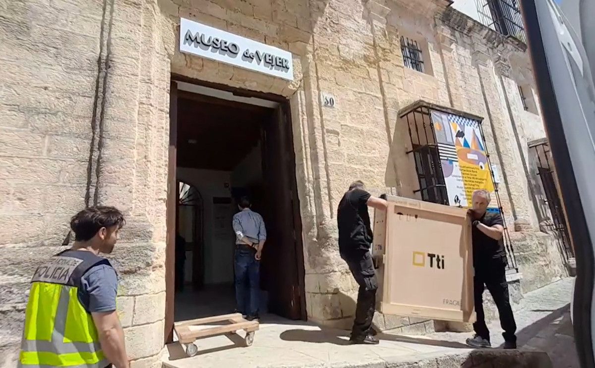 Llegada de los cuadros de Picasso al museo de Vejer. AYTOVEJER Llegada de los cuadros de Picasso al museo de Vejer. AYTOVEJER