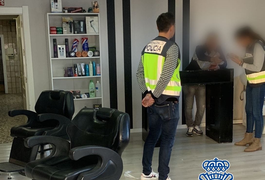 Esclavos en un centro de uñas vietnamita de una concurrida avenida de La Línea.