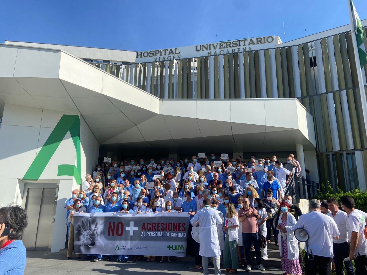 Imagen de la concentración de sanitarios en el Macarena.