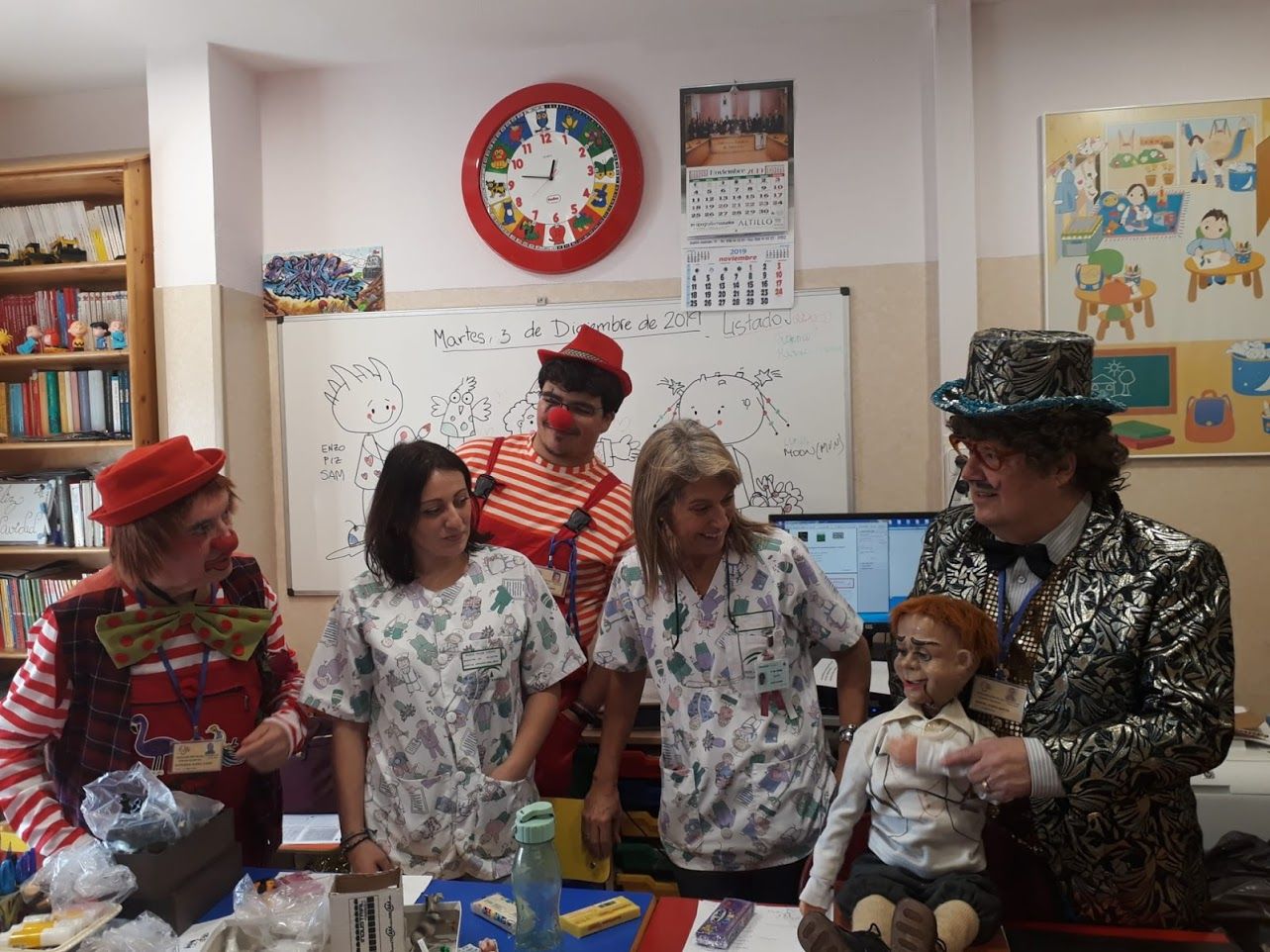 Tres voluntarios de la asociación Payasos Sanadores durante la visita a los niños hospitalizado en Jerez.