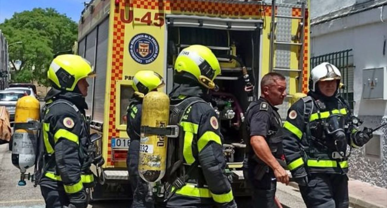 Bomberos que han intervenido en el incendio de una vivienda en Jerez.