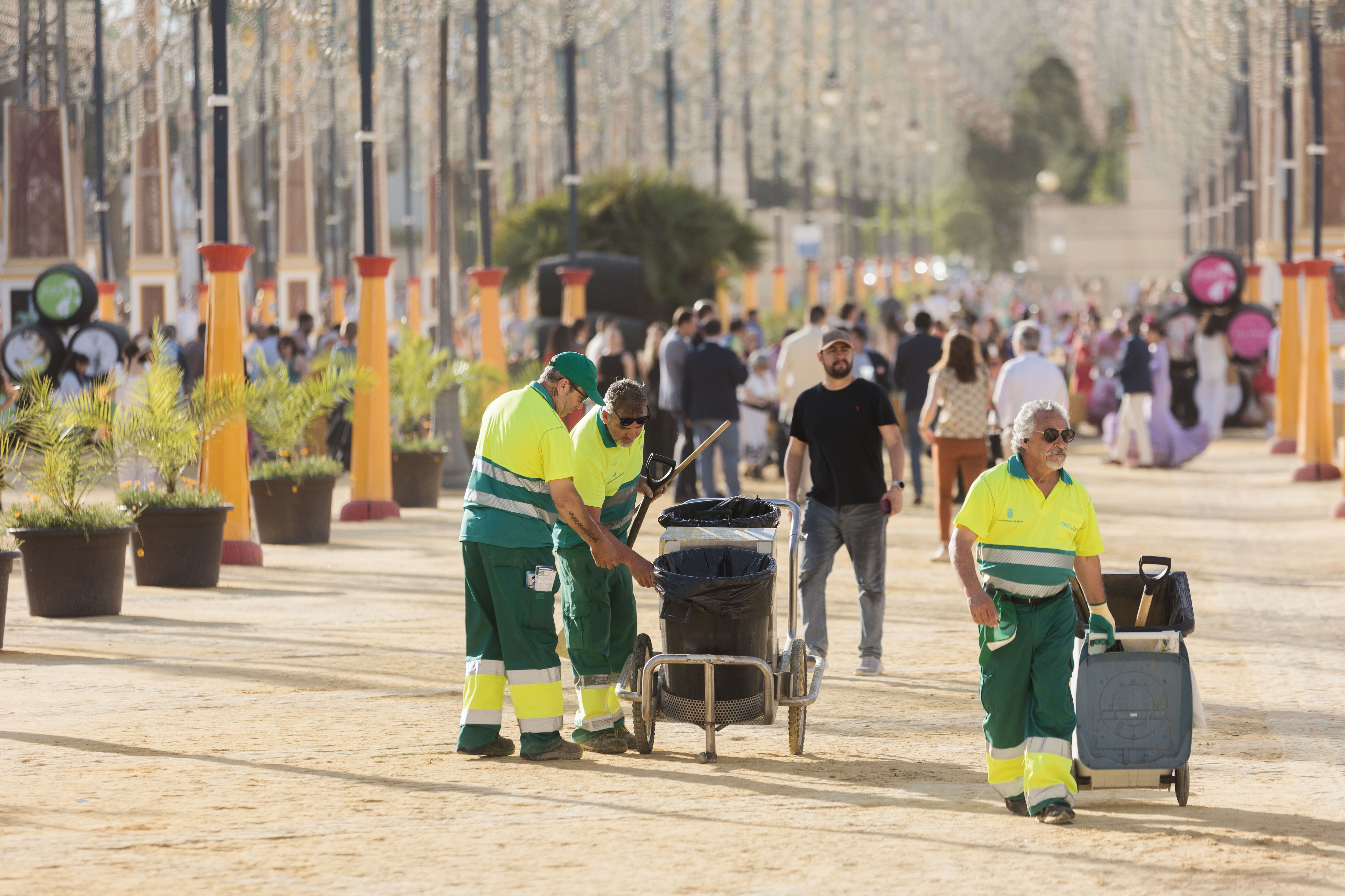 Operarios de limpieza de Jerez, durante una pasada Feria del Caballo.