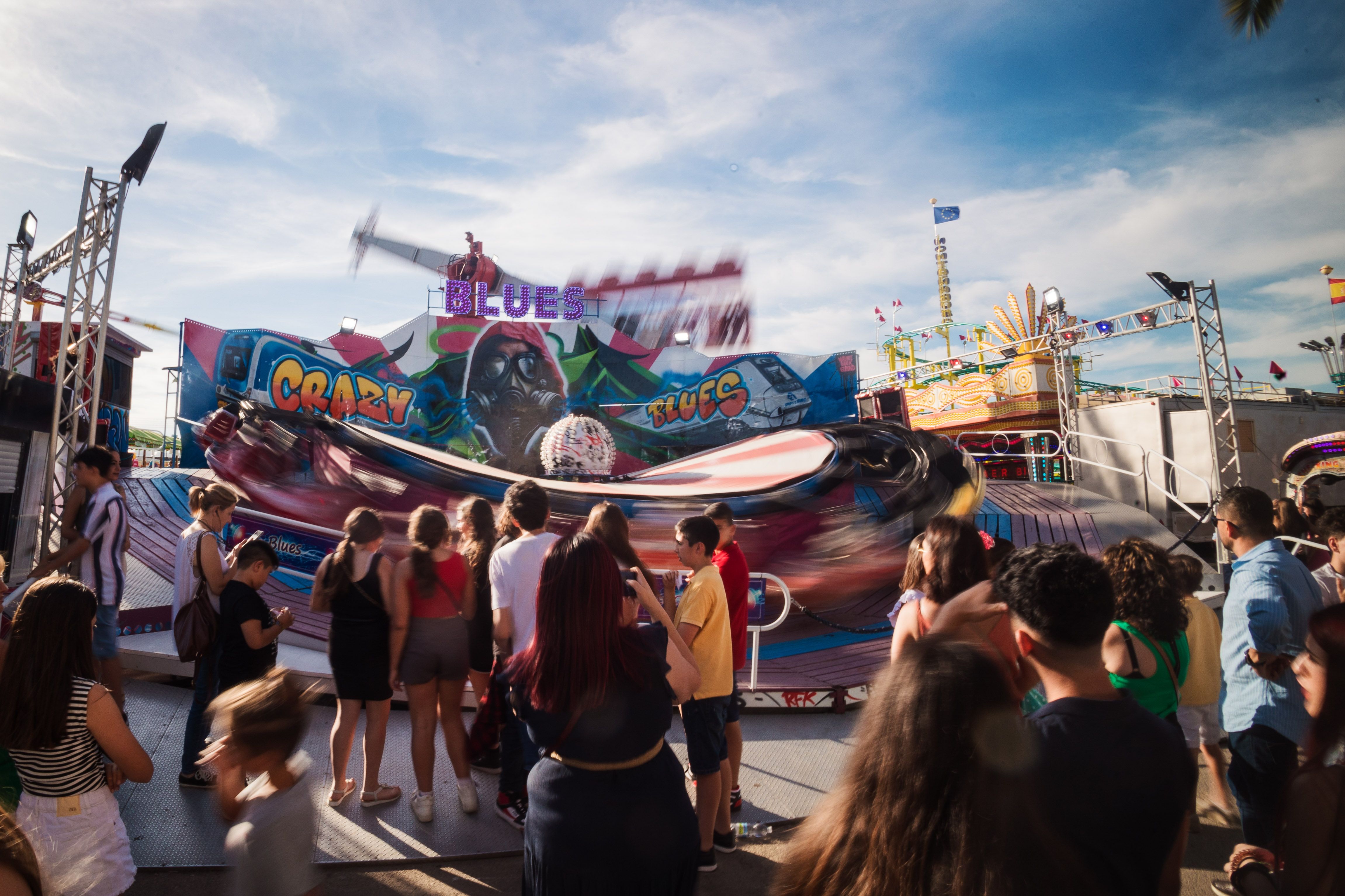 Jóvenes, en la zona de los 'cacharritos' de la Feria del Caballo.