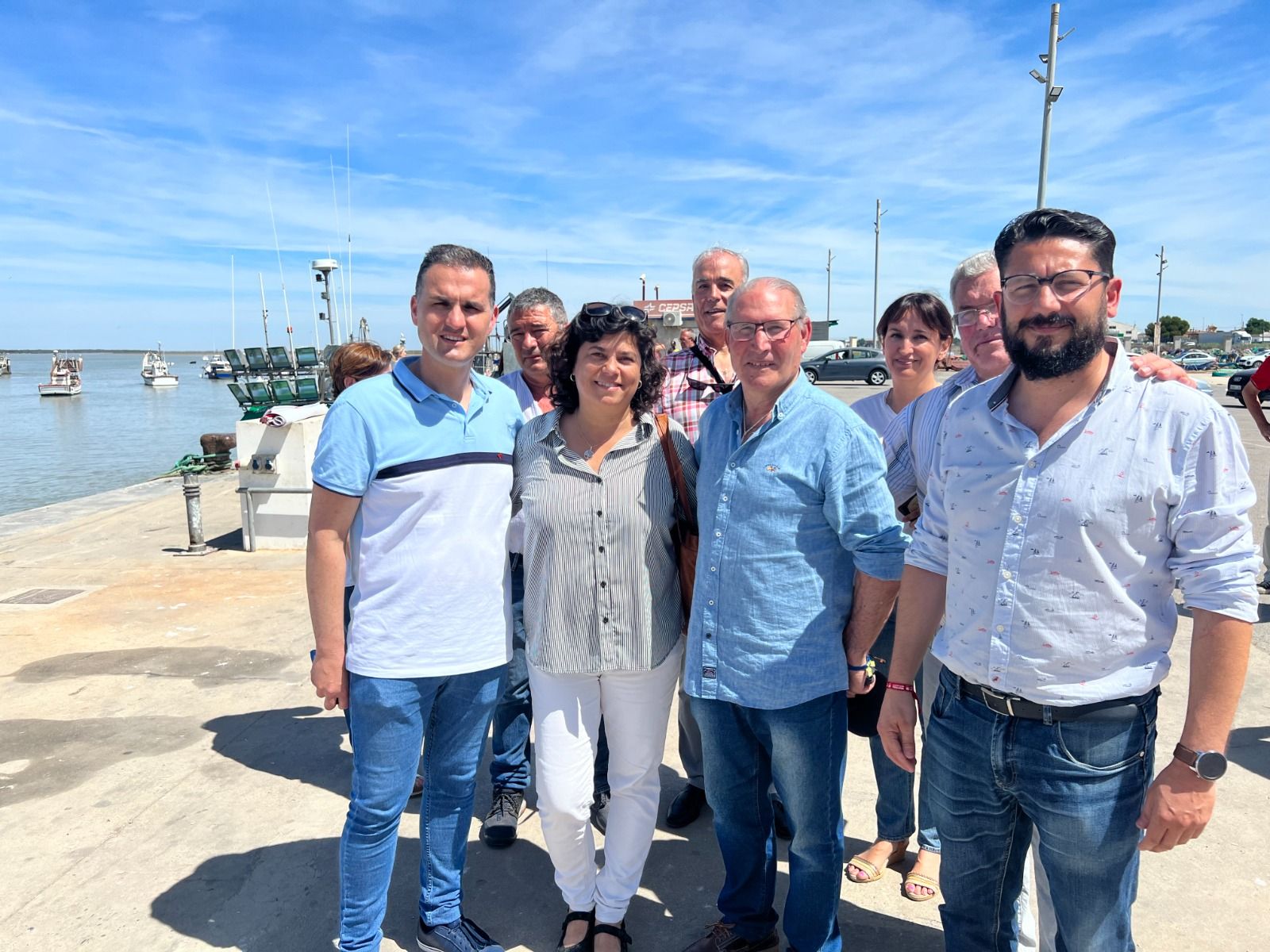 Rodríguez y Álvarez, de IU, con el patrón mayor de la Cofradía de Pescadores de Sanlúcar, Antonio Romero.
