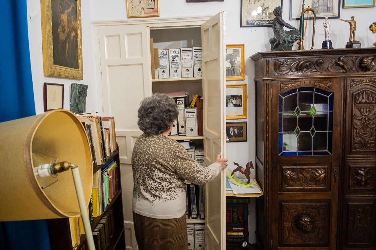 Una persona abriendo un armario lleno de recuerdos