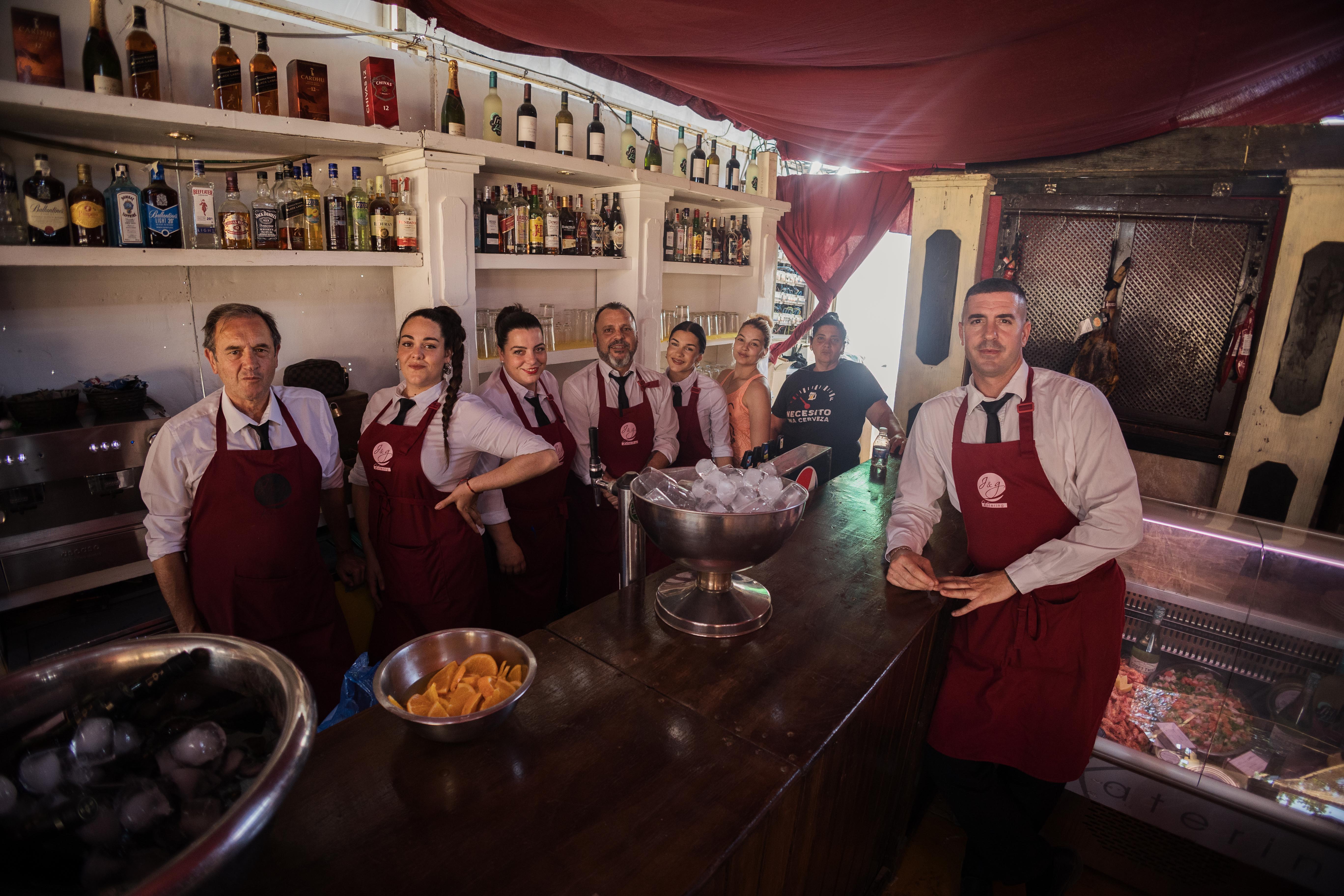 El hostelero de Lebrija con parte de su plantilla. Candela Núñez.