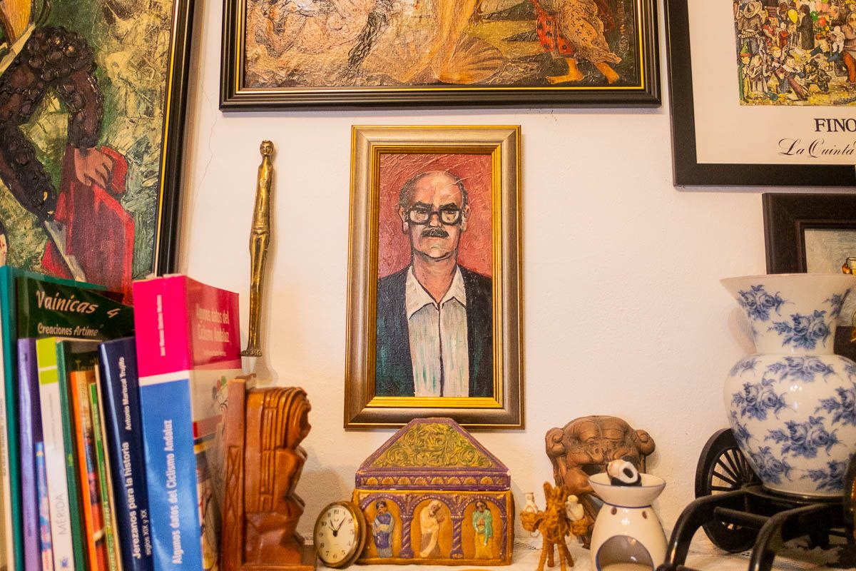 'Maro', en un autorretrato que hay colgado en su casa. FOTO: MANU GARCÍA