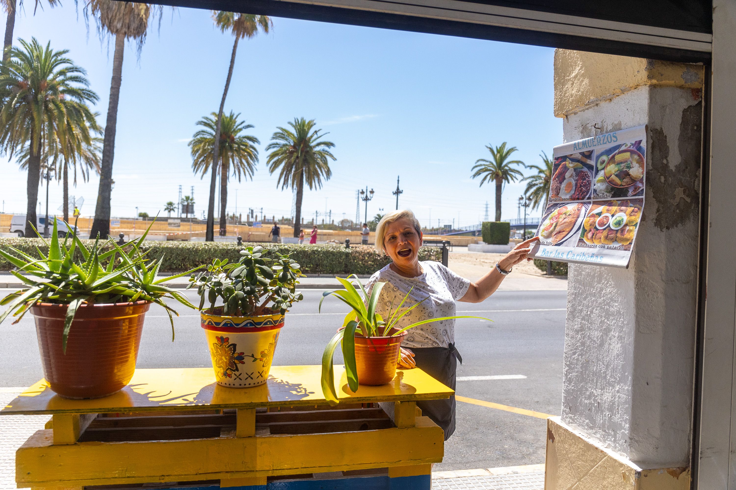 Adela en la terraza de su bar.