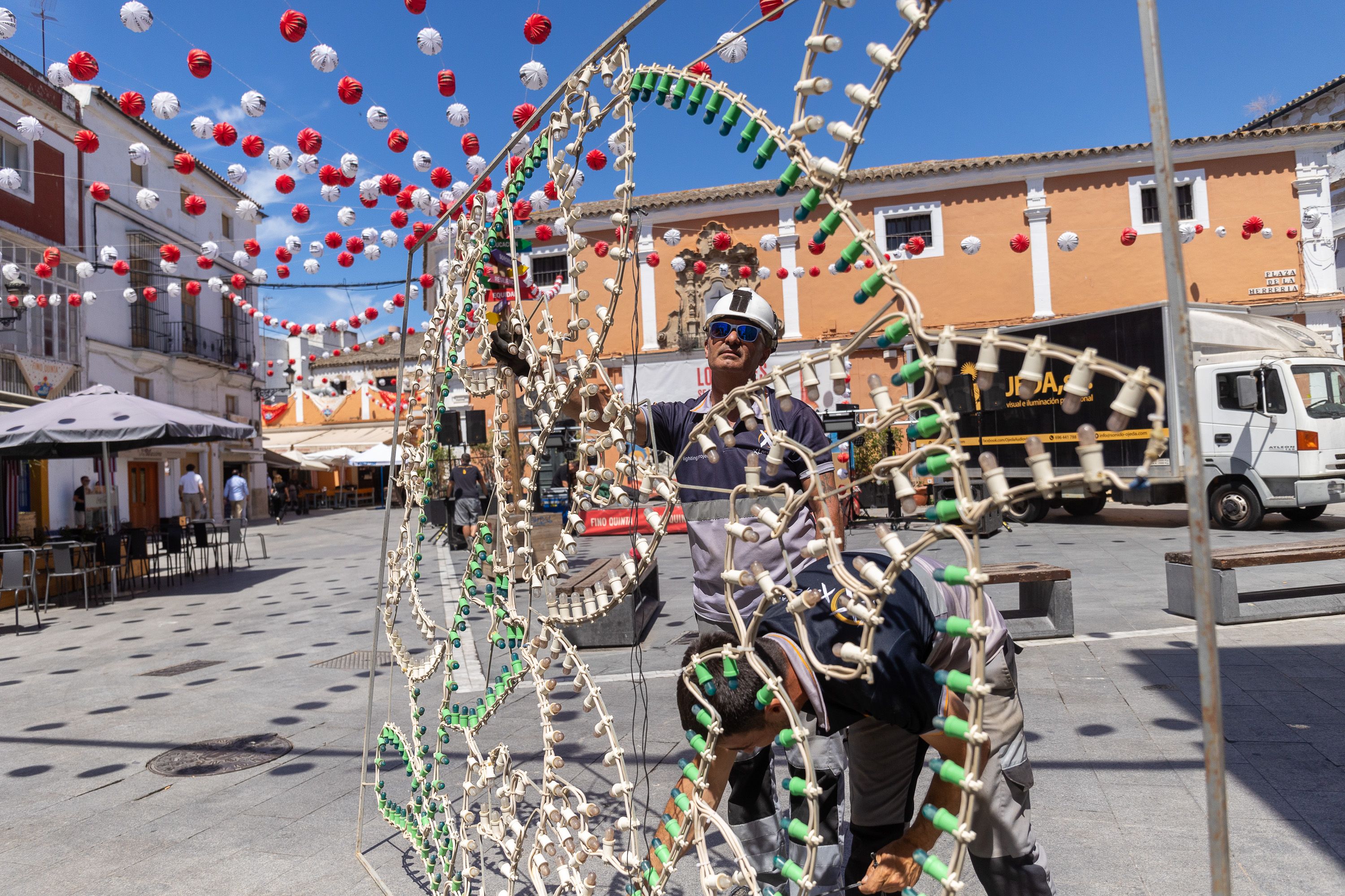 Montaje del alumbrado de la Preferia.