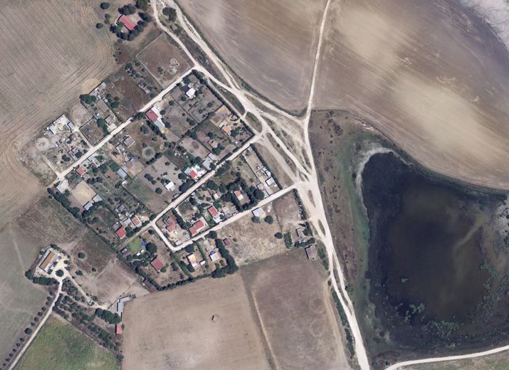 Foto aérea de la urbanización ilegal denunciada junto a la Laguna de La Juncosa.