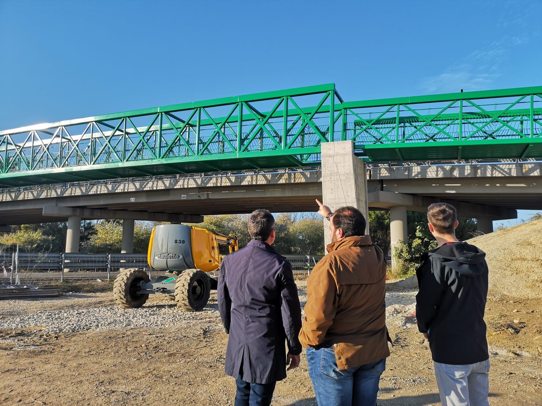 Pasarela sobre la AP-4. FOTO: PP