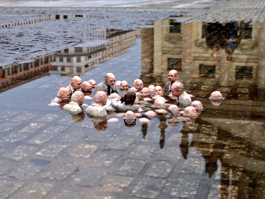Políticos discutiendo en torno al cambio climático, obra del artista Isaac Cordal.