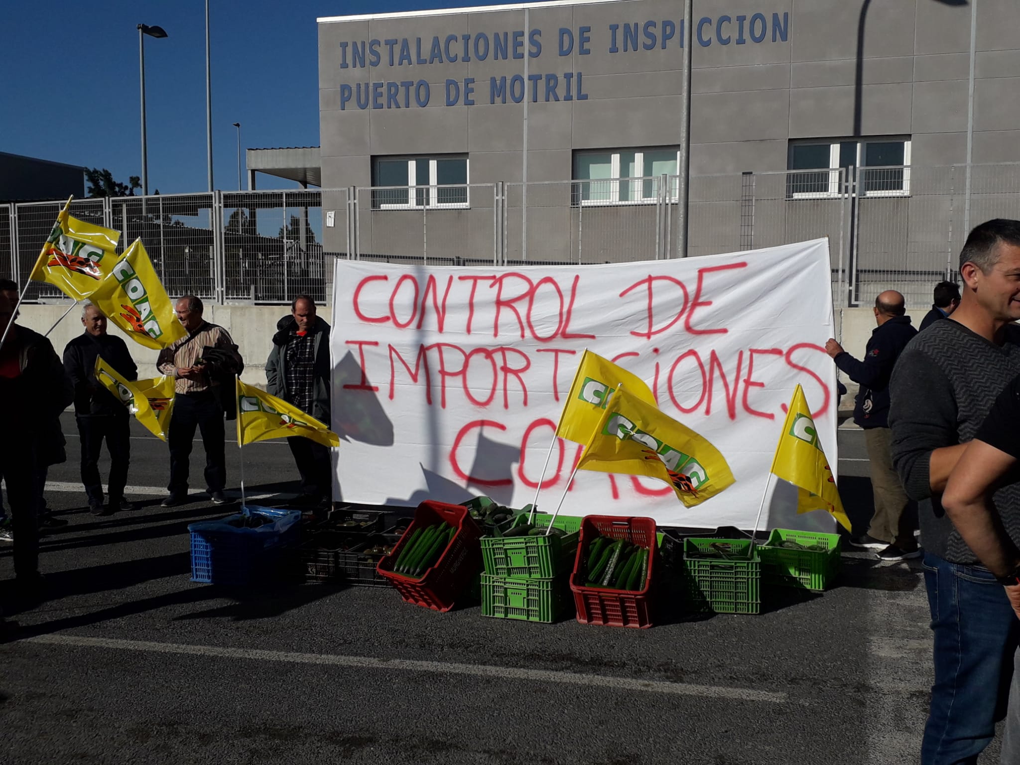 Protesta de COAG Andalucía ante el Punto de Inspección Fronteriza de Mercancías del Puerto de Motril.