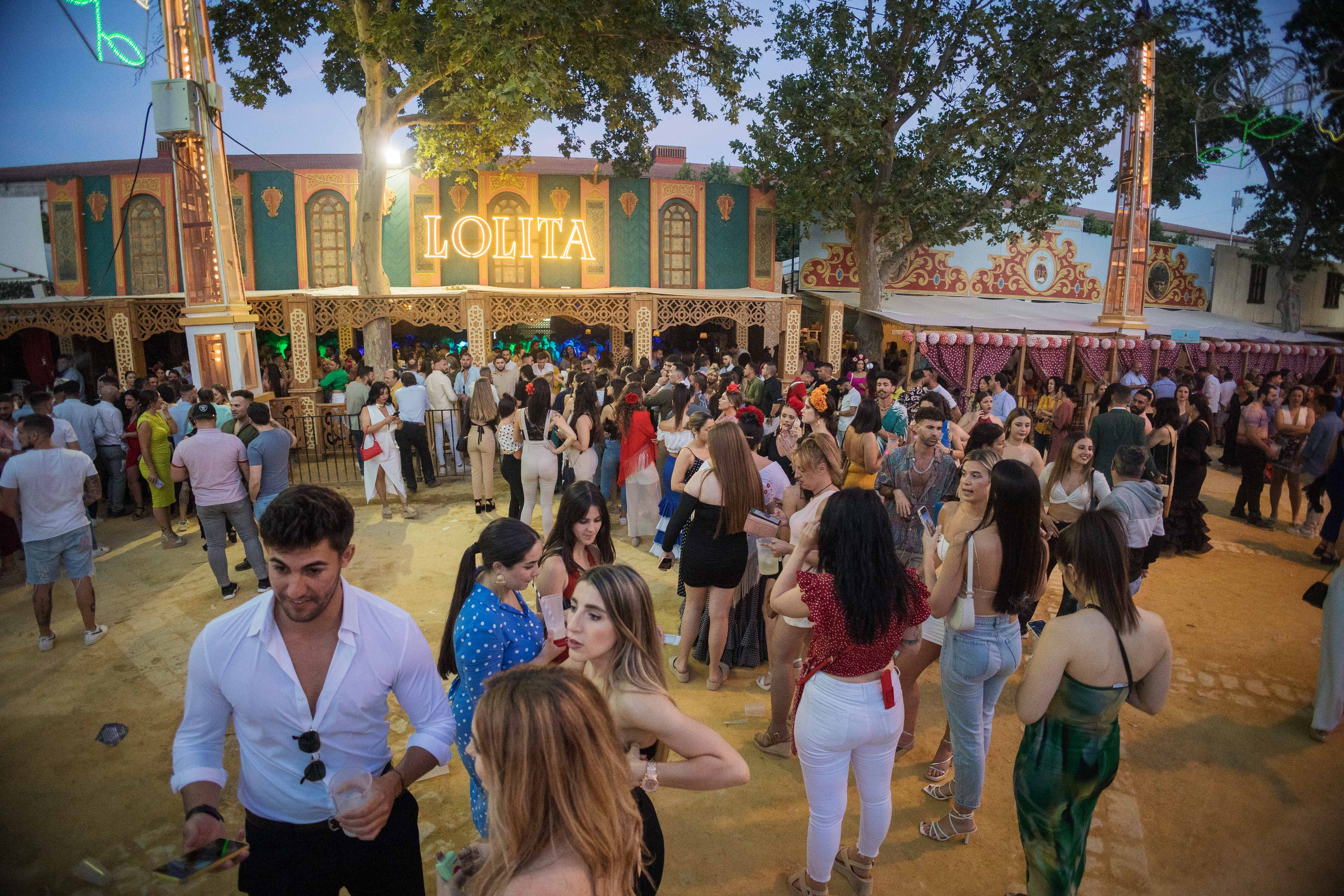 Shakira lanza desde Cádiz el ataque de las mujeres mutantes. Vista de una de las casetas más discotequeras, de juventud, del Real del González Hontoria, este miércoles en la Feria de Jerez.