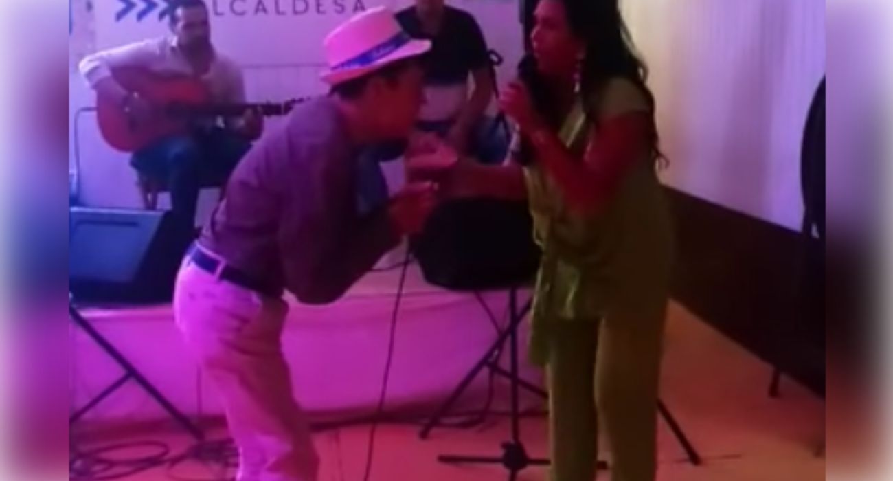 Marcos Carribero, junto a Bibiana Silva, que dedicó una canción al joven jerezano.
