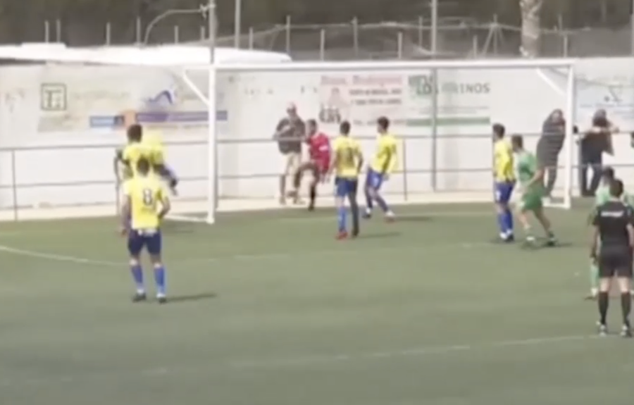 Una jugada de un partido del Conil CF, supuestamente amalado.