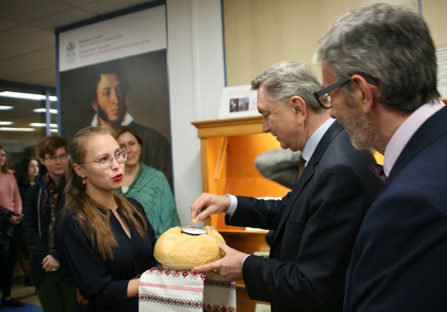El embajador de la Federación Rusa en España, Yuri P. Korchagin, y el rector de la UCA, Francisco Piniella, durante la inauguración de la biblioteca.
