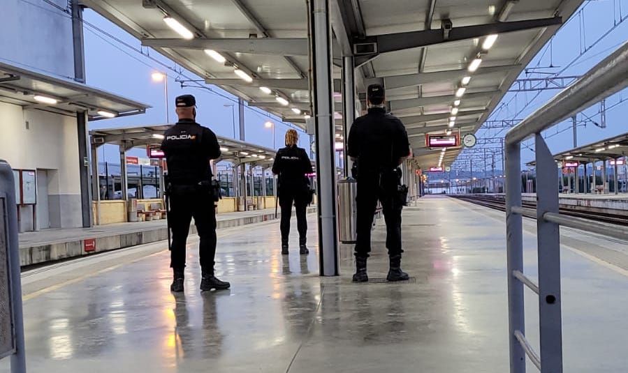 La Policía Nacional, durante un control en la estación de tren de El Puerto.